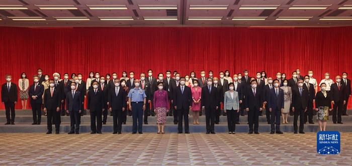 習(xí)近平會(huì)見香港特別行政區(qū)行政、立法、司法機(jī)關(guān)負(fù)責(zé)人