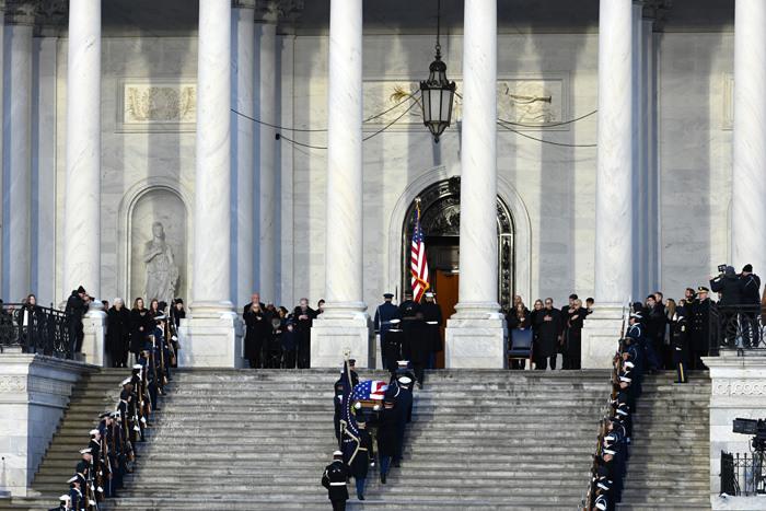 美國前總統(tǒng)卡特靈柩運(yùn)抵國會(huì)山