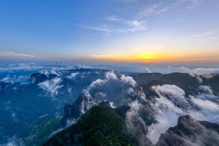 圣堂山山峰林立雄奇秀麗 云霧繚繞美不勝收