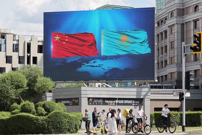 阿斯塔納街頭 中哈兩國(guó)國(guó)旗飄揚(yáng)