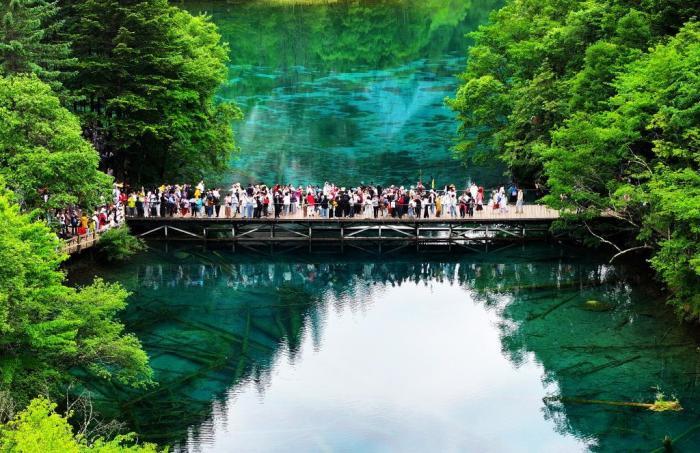 九寨溝風景如畫引游人