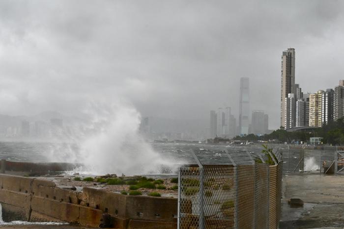 臺風(fēng)“韋帕”吹襲香港 堅尼地城海旁巨浪拍岸