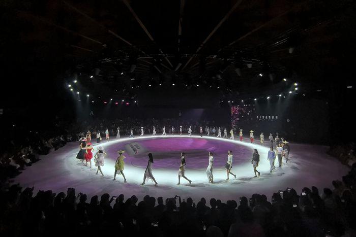 惠安女服飾壓軸亮相中國(guó)國(guó)際時(shí)裝周