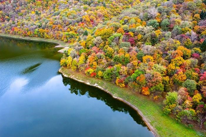 秋染白山湖風景區(qū) 彩林宛如大自然的調色盤
