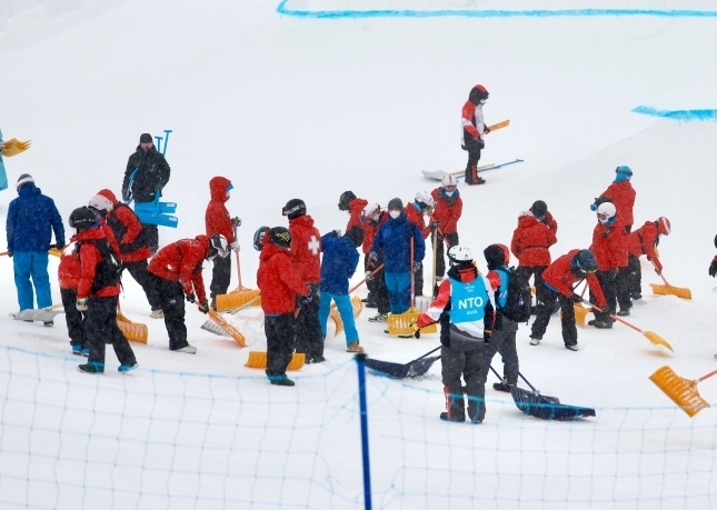 張家口賽區工作人員清理賽道