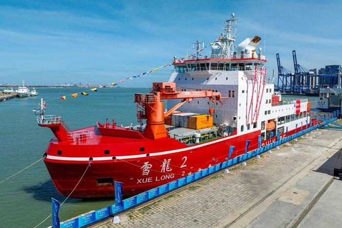 “雪龍2”號極地科學考察破冰船在?？谙蚬婇_放