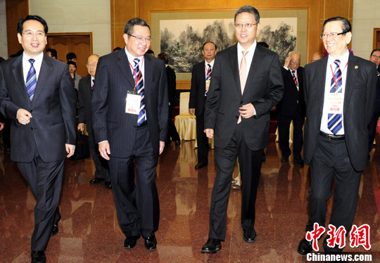 何亞非設“家宴”款待香港潮屬社團總會訪問團